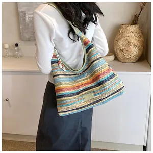 Detailansicht der Boho-Regenbogen-Webtasche mit Perlenanhänger und grünem Riemen