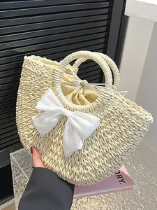 Sac à main demi-lune en paille avec nœud en soie et anses rondes pour vacances de plage