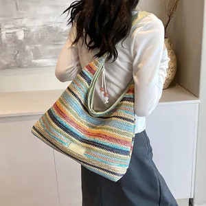 Detailaufnahme der bunten Regenbogen-Stofftasche mit Perlenanhänger und Textur