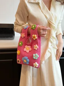 Bolso saco de punto rosa con flores de ganchillo en 3D y elegante correa de perlas
