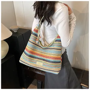 Detail der bunten Regenbogen-Webtasche mit lindgrünem Riemen und Perlenanhänger-Details