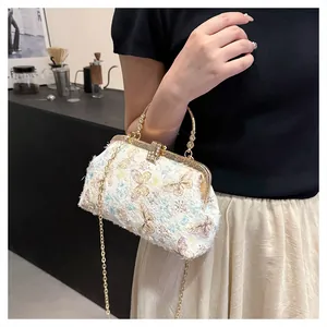 Detail der bestickten Schmetterling-Handtasche mit Goldrahmen und Kristallverschluss