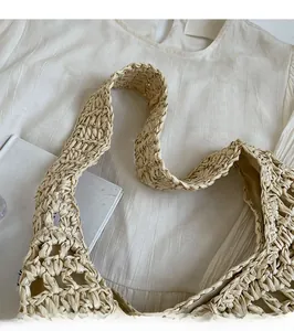 Vue détaillée du sac en paille ajouré avec tissage à mailles et doublure douce