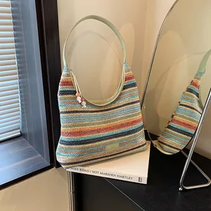 Details der böhmischen Regenbogen-Häkeltasche mit grünem Riemen und Perlenanhänger