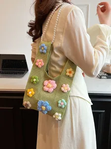 Bolso saco de punto verde con flores de ganchillo 3D y elegante cadena de perlas