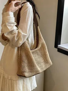 Borsa tote in paglia intrecciata retrò con cinturini in pelle marrone per spiaggia estiva