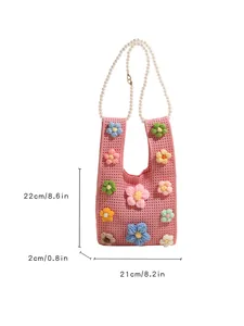 Bolso tipo cubo rosa tejido a mano con flores 3D y asa de perlas blancas