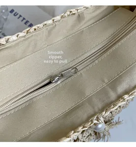Détail d'un sac en paille bohème avec fermeture éclair en métal et doublure tissée