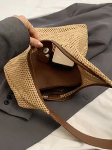 Borsa tote in paglia intrecciata beige con finiture in pelle marrone e pochette