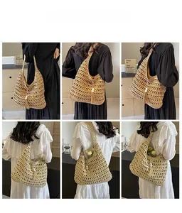 Détails du sac bohème en paille avec pompons et perles porté par un mannequin en été
