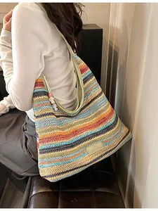 Bunte gestreifte gewebte Tragetasche im Boho-Stil mit Schultergurt und Anhänger