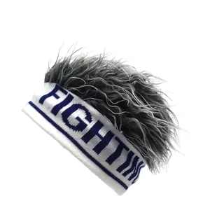 Bonnet tricoté amusant avec texte FIGHT bleu et perruque en cheveux synthétiques gris