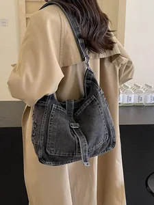 Retro-Denim-Tragetasche in verwaschenem Schwarz mit weißen Nähten und Gurt