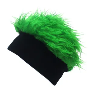 Dettaglio del berretto in maglia nera con parrucca in ecopelliccia verde neon per feste