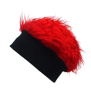 Dettaglio della consistenza dei capelli sintetici rossi sul berretto in maglia nero