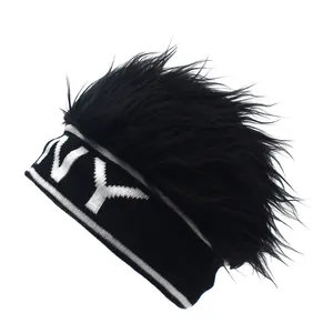 Detalle de gorro de punto NY con peluca negra de pelo sintético y banda de rayas