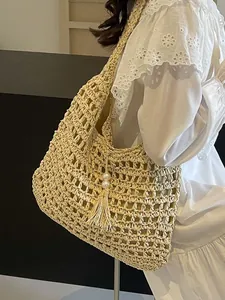 Sac à épaule bohème en paille tressée beige avec motif ajouré et pompon à perles