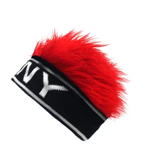 Detalle de gorro peluca de piel sintética roja con banda de punto negra NY hip hop