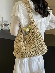 Grand sac à bandoulière en paille évidée avec glands en perles pour plage et été