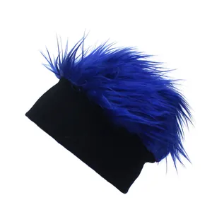 Dettaglio del cappello in maglia creativo con parrucca blu e base nera a costine