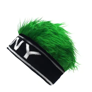 Detalle de diadema de punto NY con peluca verde esponjosa de fibra sintética
