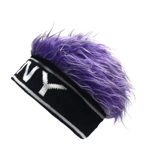 Detalle de gorro con peluca morada, logotipo NY bordado y banda de punto negra
