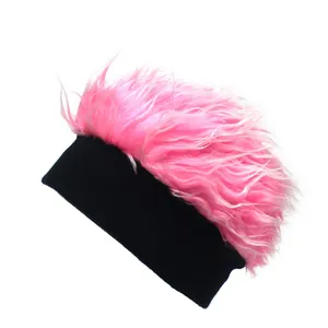 Dettaglio della parte superiore in pelliccia sintetica rosa su berretto in maglia nera hip-hop