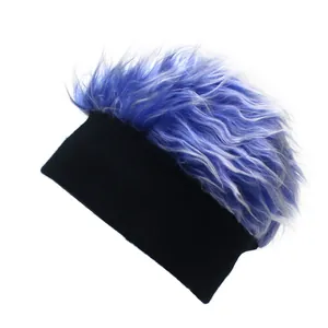 Dettaglio del cappello parrucca blu soffice con base in maglia nera per costumi hip hop