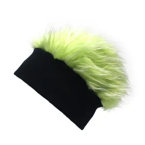 Dettaglio della parrucca sintetica verde neon su base in maglia nera per feste e sport
