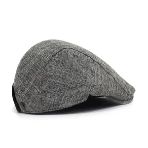 Dettaglio della trama in tweed grigio e fibbia in metallo sulla coppola vintage