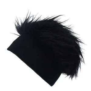 Dettaglio berretto nero in maglia con pompon in ecopelliccia morbida per l'inverno