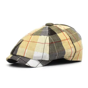 Klassieke geruite baret in beige en camel tinten met vintage Britse stijl patronen