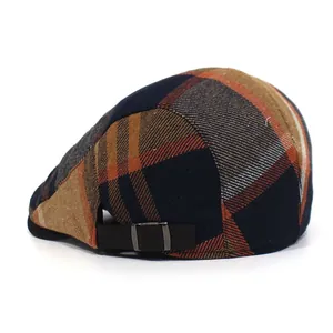 Primer plano detallado de la correa de cuero ajustable en la gorra de cuadros vintage