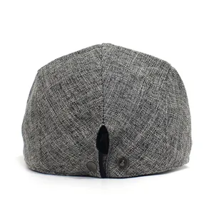 Dettaglio della parte posteriore del cappello in tweed grigio con bottoni in metallo