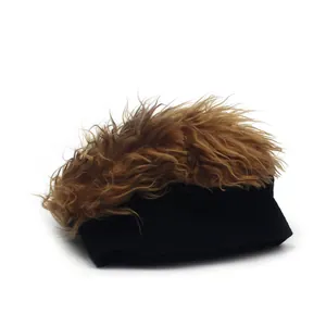 Dettaglio della fascia elastica nera e della finta pelliccia marrone del cappello parrucca