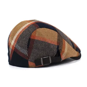 Detalle de la gorra vintage de cuadros con hebilla de metal ajustable y correa trasera