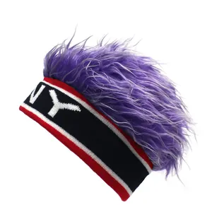 Detalle de la diadema de punto NY con pelo largo sintético morado para deporte