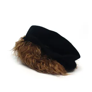 Dettaglio di un berretto in maglia nera con parrucca di capelli ricci castani