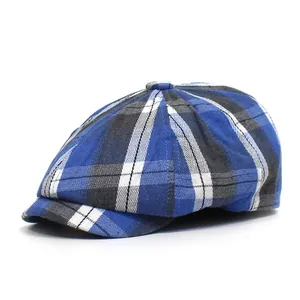 Detail van het blauw-witte ruitjespatroon op een vintage newsboy pet van katoen