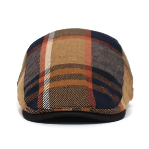 Detalle de una gorra retro de cuadros de colores con vibrantes cuadros naranja y azul.