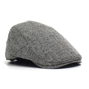 Dettaglio del tessuto traspirante in misto lino grigio e cuciture di questo cappello piatto