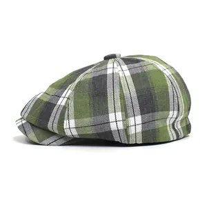 Detail van de groene geruite baret met focus op de geweven textuur en het retro patroon