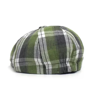 Detail van groene geruite baret met twill textuur en elastische achterkant voor pasvorm