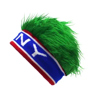 Primer plano detallado de peluca mohawk verde con cinta de punto NY roja blanca y azul