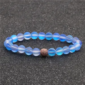 8mm Mondstein-Perlenarmband mit roségoldener Zirkon-Kugel auf dunkler Matte