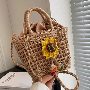Strohkörbchen mit Sonnenblumen-Anhänger und Webstruktur in natürlichem Braun