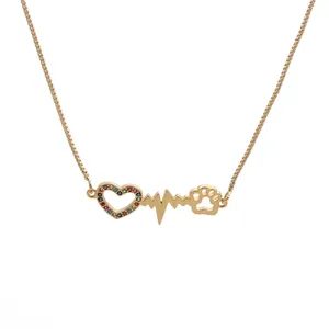 Collar dorado con colgante de corazón, línea de latido y huella con piedras de circón