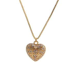 Collar con colgante de corazón dorado con microengaste de circonitas y patrones calados
