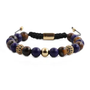Détail du bracelet réglable en œil de tigre et lapis-lazuli avec accents de couronne dorée