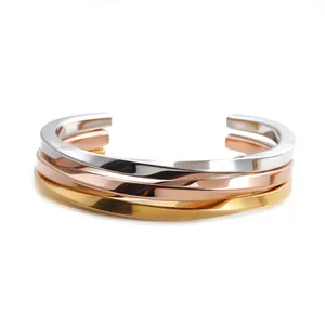 Ensemble de trois bracelets joncs torsadés en acier inoxydable doré, argenté et rose